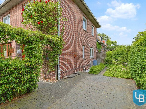 Terrasse mit Zugang zum Kellergeschoss
