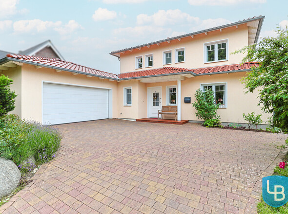 Zufahrt zu Haus und Garage