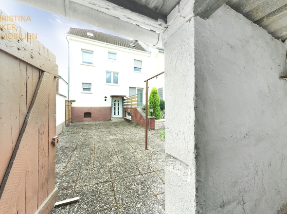 Blick zum Hof und Haus