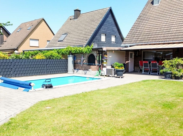 Außenansicht mit Pool
