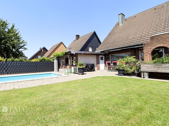 Außenansicht mit Garten und Pool
