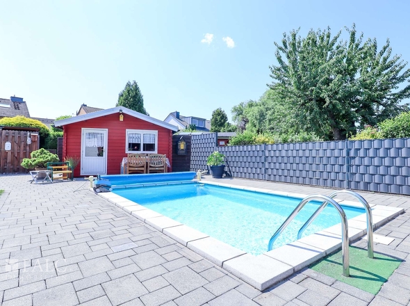 Garten mit Pool