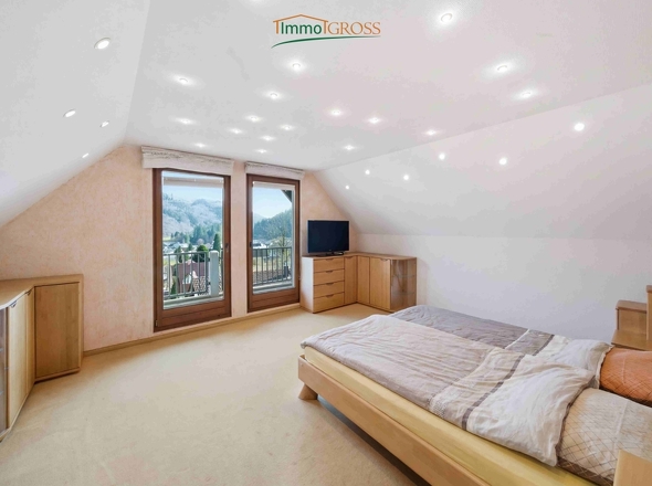 2. OG - Schlafzimmer mit Zugang zum Balkon