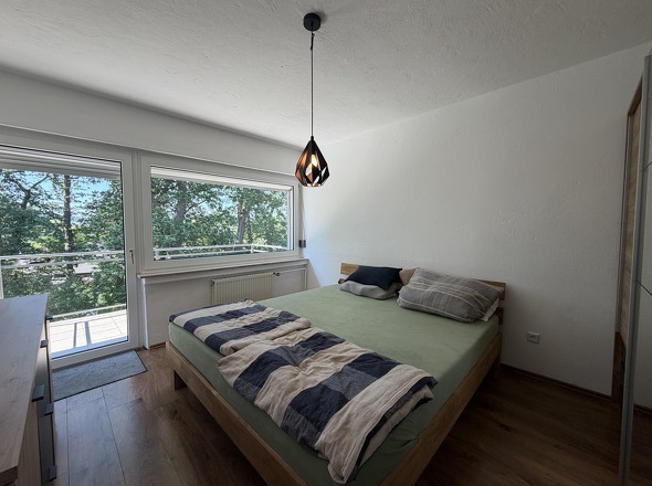 Schlafzimmer mit Zugang zum Balkon
