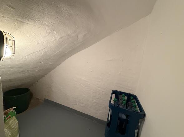 Abstellfläche unterhalb der Kellertreppe