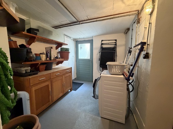 Waschküche mit Ausgang in den Garten