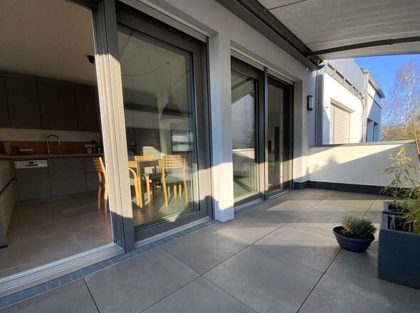 Sonnenbalkon mit moderner elektrischer Markise