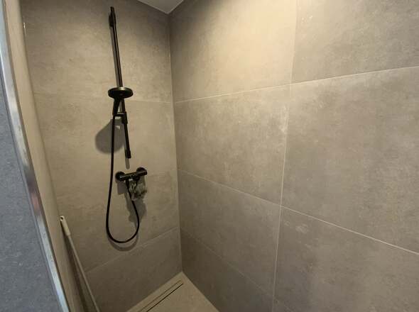 große pflegeleichte Dusche