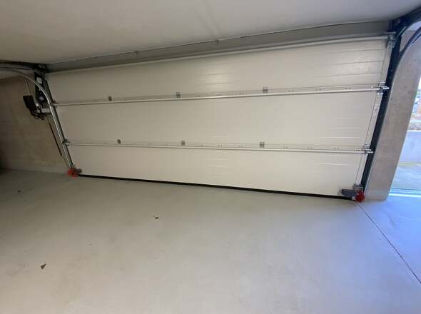 Tiefgaragenzufahrt mit elektrischem Tor