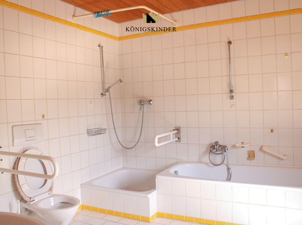 Bad mit Wanne und Dusche