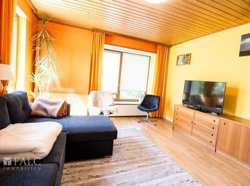 Helles Wohnzimmer mit Sitzfenster