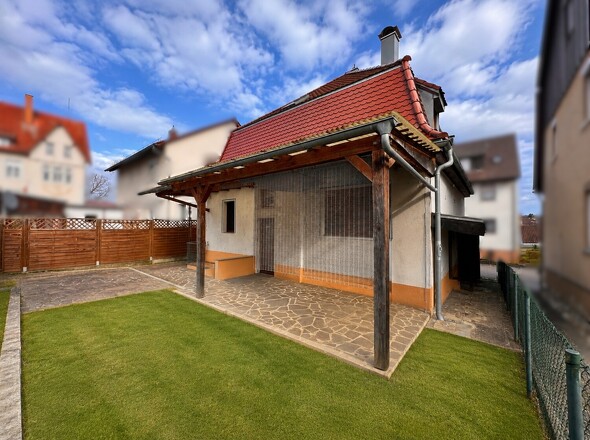 Hauseingang_Terrasse_Garten_Aufgeräumt durch KI!