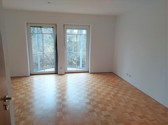 Wohnzimmer mit Zugang zum Balkon