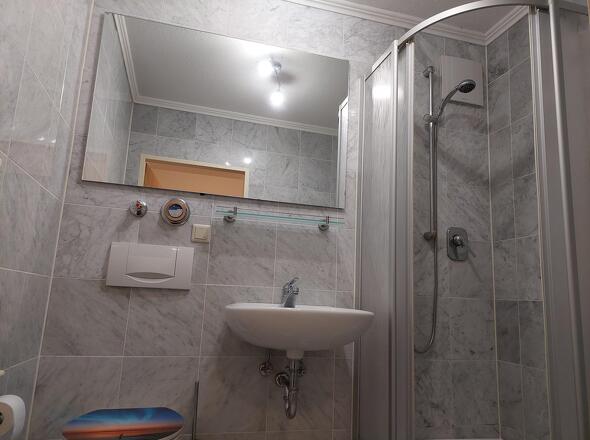 inliegendes Bad mit Dusche