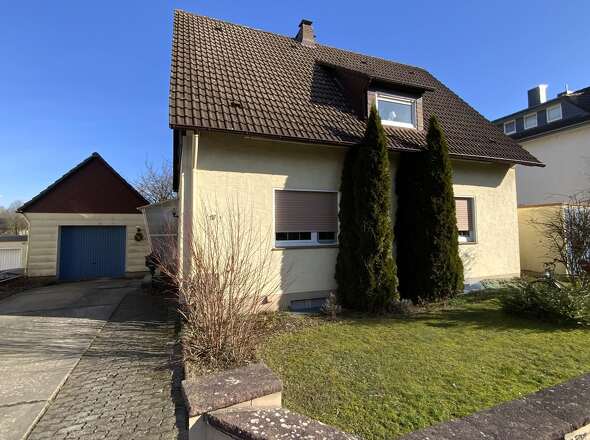 Straßenansicht mit Garageneinfahrt