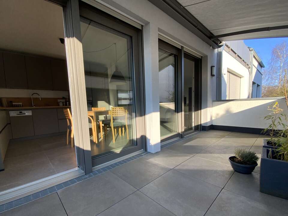 Sonnenbalkon mit moderner elektrischer Markise