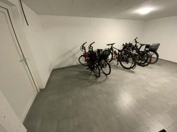Fahrradkeller und auch der eigene Kellerraum sind gefliest