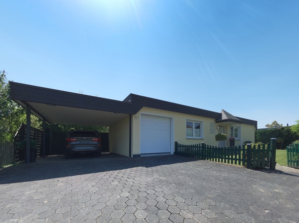 Eingangsseite m. Carport & Garage