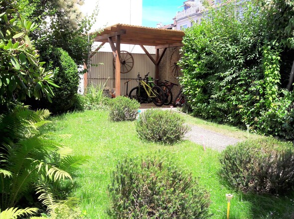 Garten mit Fahrradstellplatz