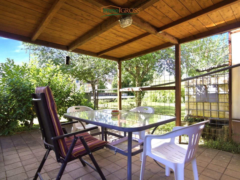 Überdachte freistehende Terrasse