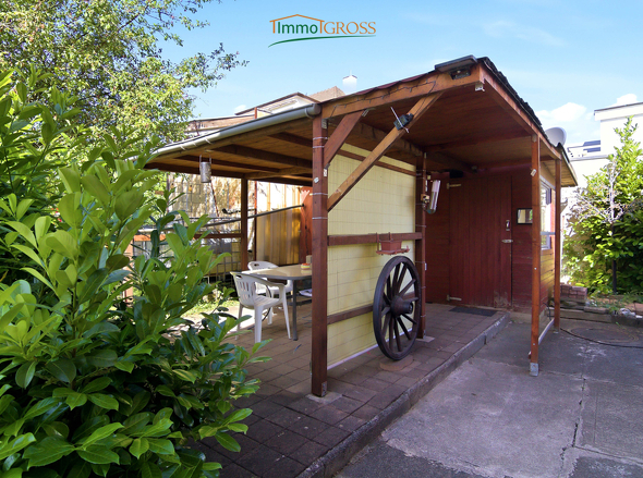 Freistehende überdachte Terrasse und Gartenhaus