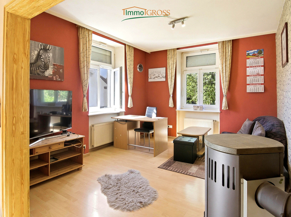Offenes Wohnzimmer mit freistehendem Kamin