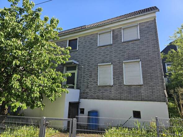 Straßenansicht Eingang