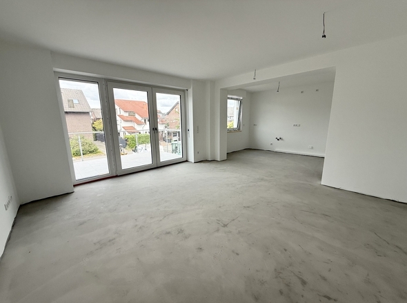 Wohn-Esszimmer mit Balkon