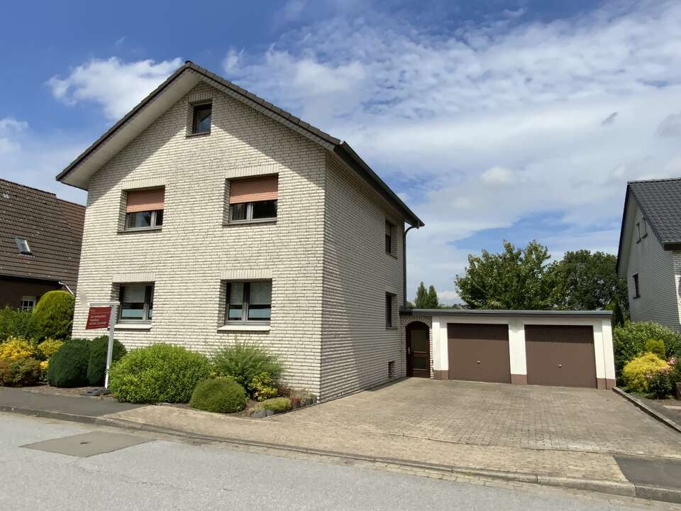 Straßenansicht mit 2 Garagen