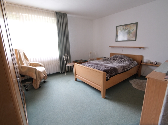 geräumiges Schlafzimmer