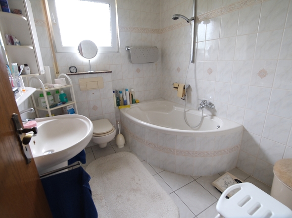 Badezimmer mit Wanne EG