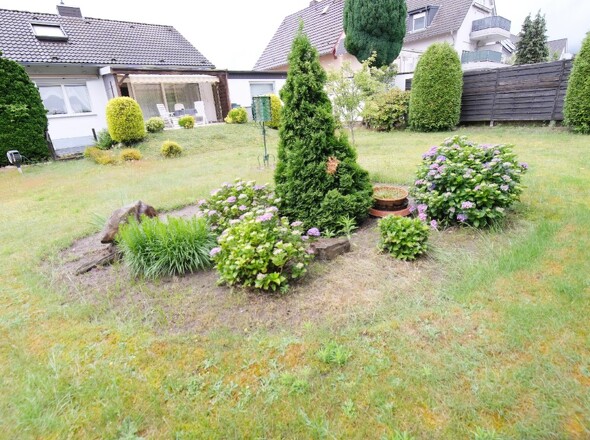 gepflegter Gartenbereich