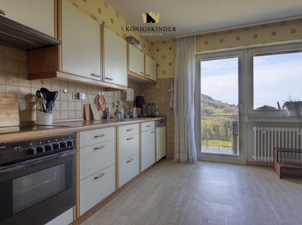 Küche mit Austritt zum Balkon