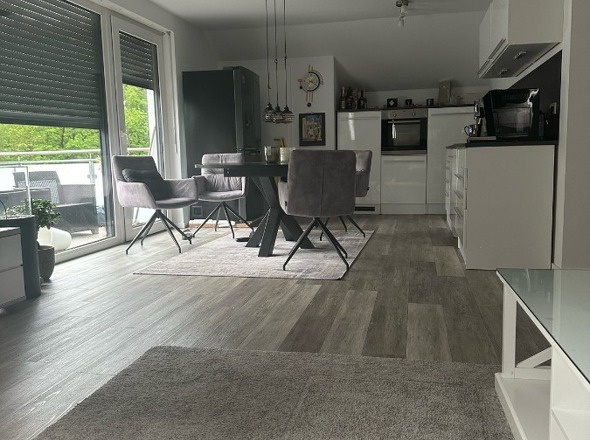 mit Zugang zum Balkon