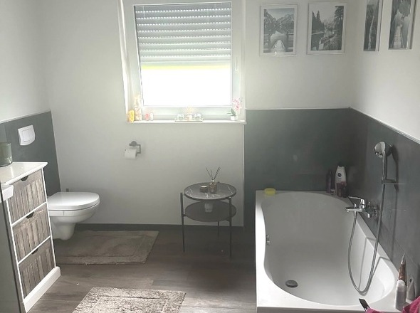 Tageslichtbad mit Badewanne