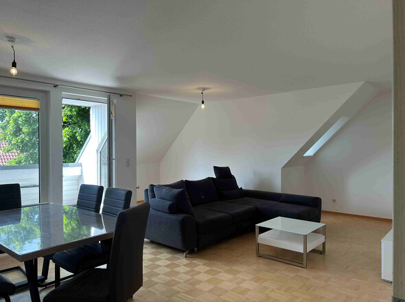 Das Wohnzimmer mit der Loggia