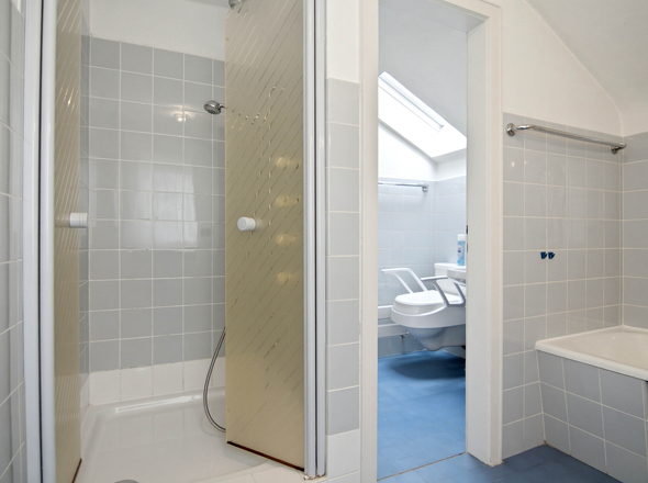 OG - Angeknüpftes Badezimmer mit Dusche...