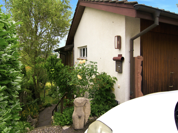 Weg vor dem Haus zur zweiten Wohnung