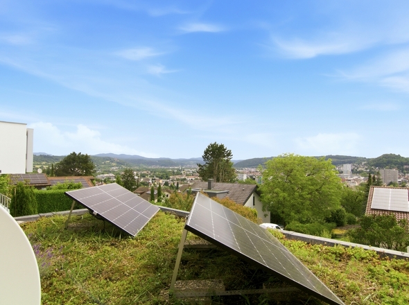 ...und Zugang auf die kleine Dachterrasse mit Solarpaneelen