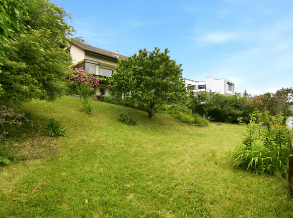 Großer Garten mit Platz für grüne Daumen oder einen Pool