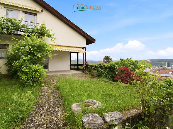 Überdachte Terrasse mit kleinem Garten und Aussicht