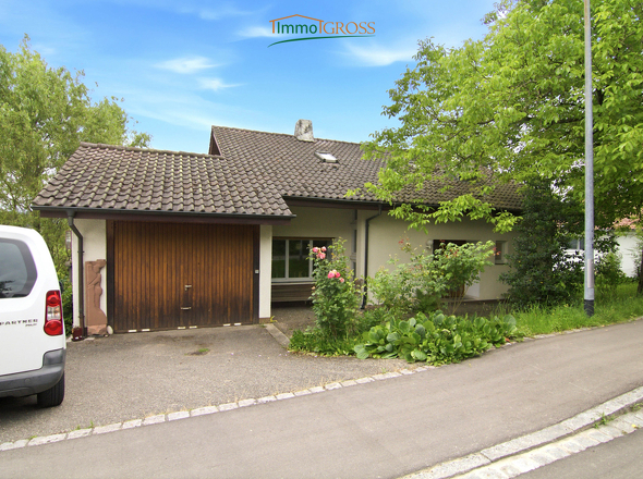 Das Haus von außen mit Garage