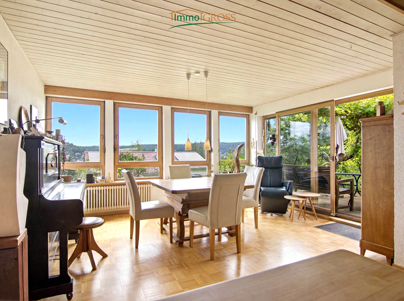 1.UG - Essbereich mit großer Fensterfront und Zugang zur Terrasse