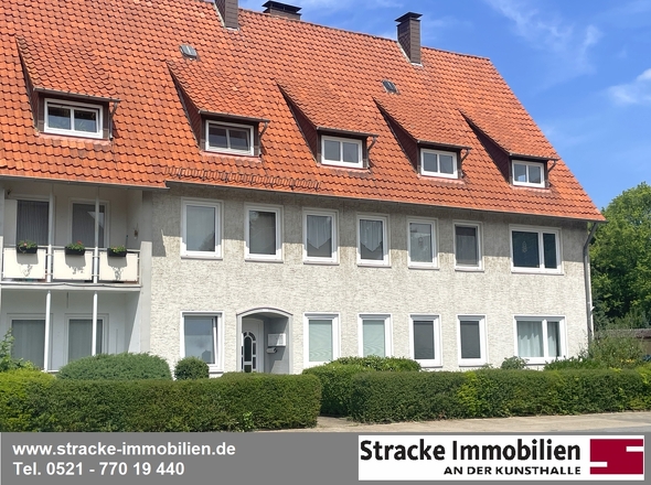 Gepflegte Vorderansicht mit neuer Haustür