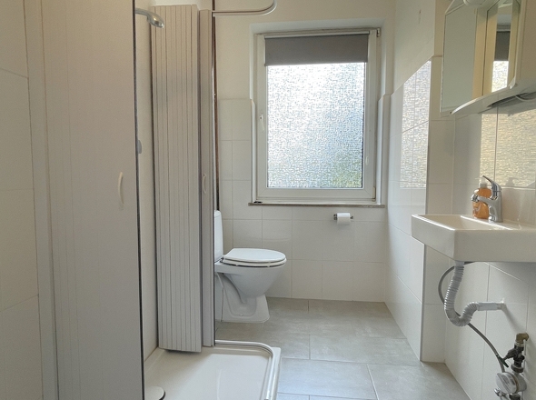 Gepflegtes helles Duschbad mit Fenster