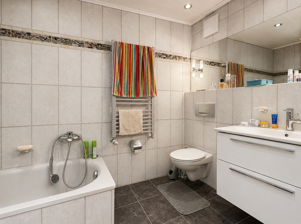 Bad mit Dusche und Wanne