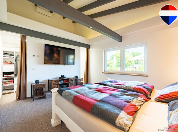 Schlafzimmer mit Ankleidebereich