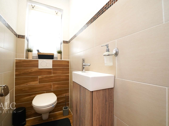 Modernes sep. WC OG