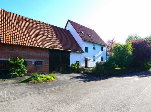 Objektansicht Haus und Scheune