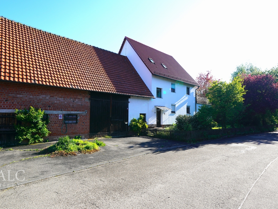 Objektansicht Haus und Scheune